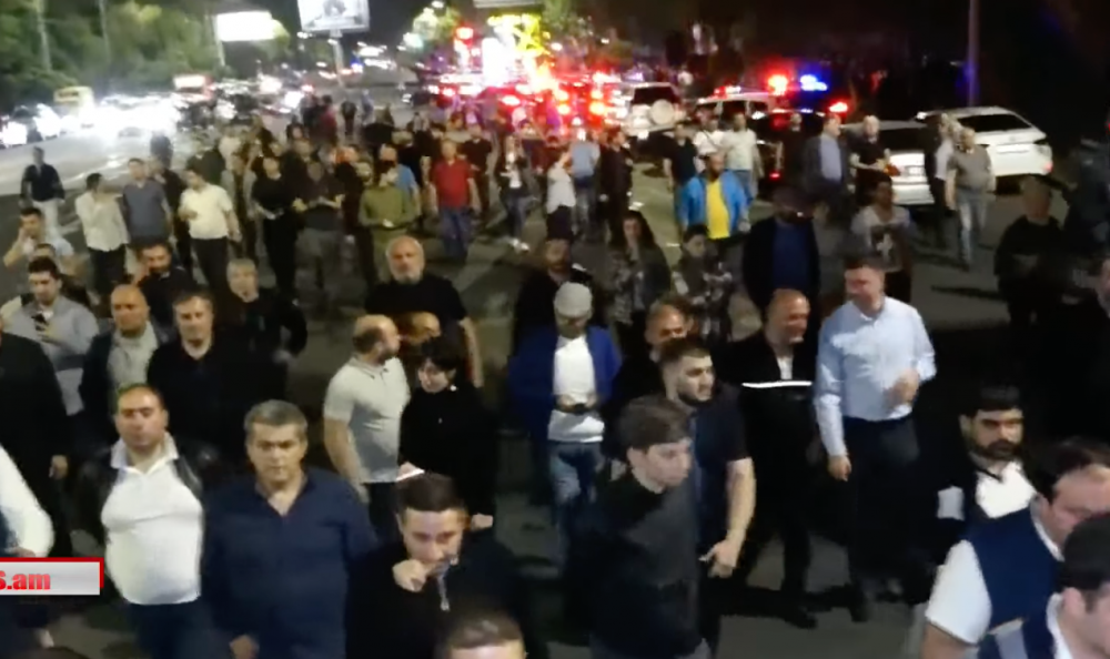 Մարդիկ մեքենաներից դուրս են գալիս և միանում են փողոցը փակողներին.(տեսանյութ)