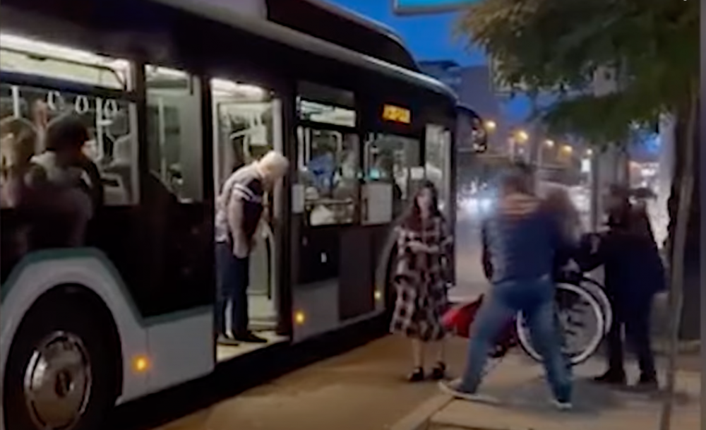 Ինչպես են Երևանում քաղաքացիներն օգնում հաշմանդամություն ունեցող աղջկան բարձրանալ ավտոբուս (տեսանյութ)