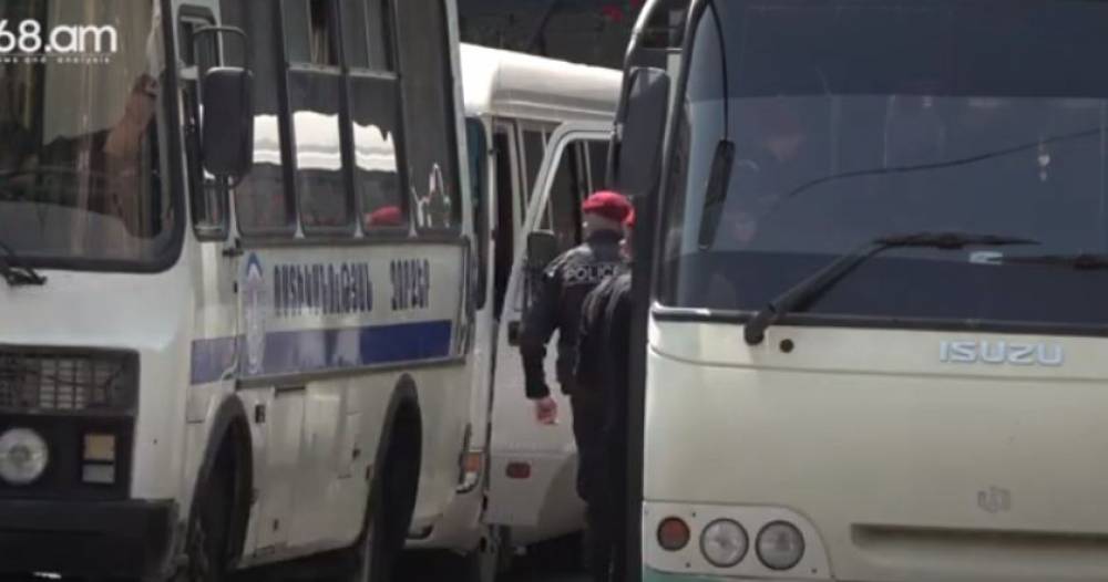 Սախարովի հրապարակ…Կառավարությանը մերձ տարածքներում ավտոբուսներով կարմիրբետերավորներ են հերթապահում (Video)