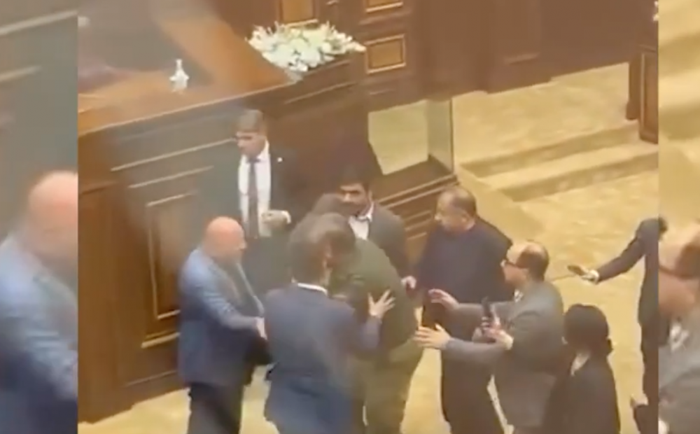 Ինչպես են ընդդիմադիր պատգամավորներին քաշքշելով և հայհոյելով հեռացնում նիստերի դահլիճից
