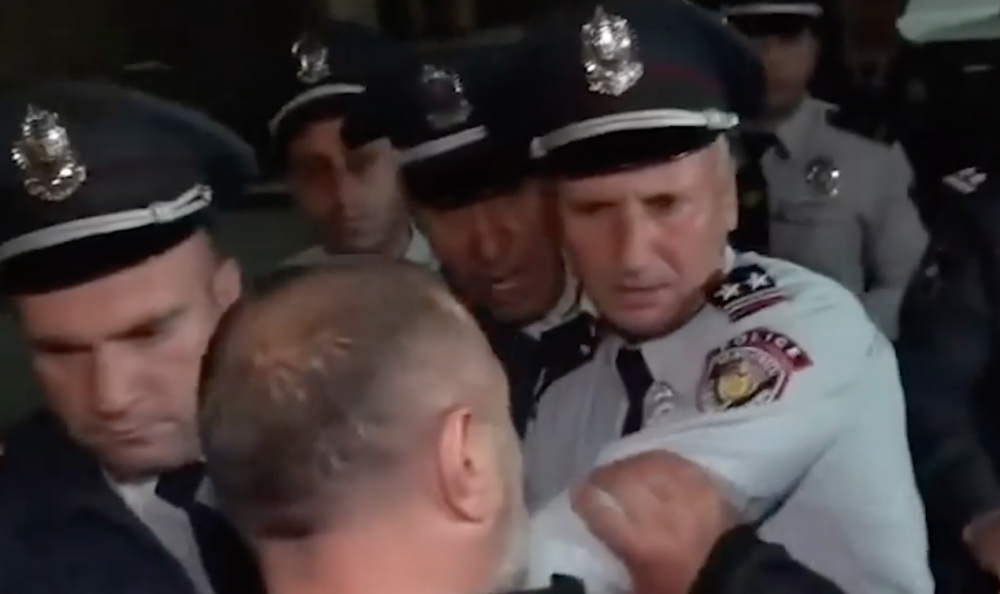 Լարված իրավիճակ է դատարանի բակում. բախումներ ոստիկանների հետ