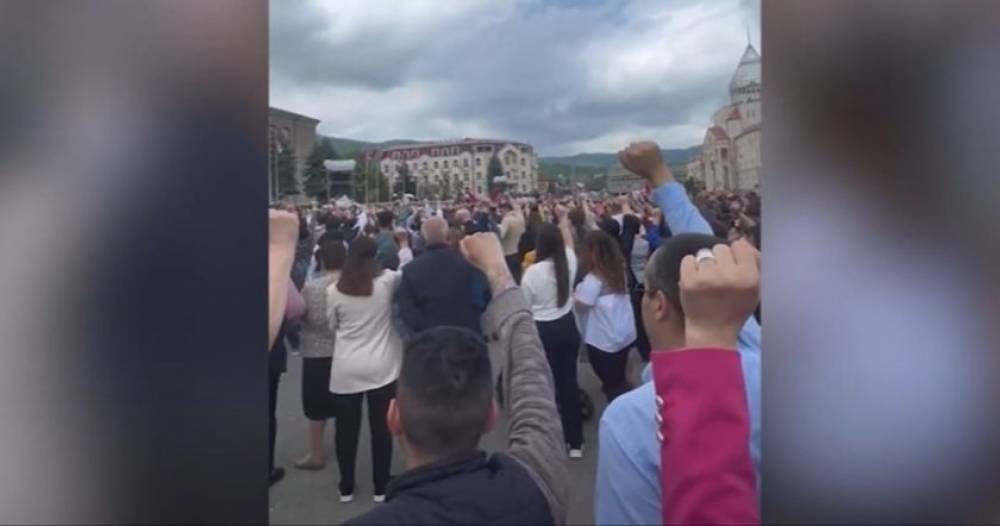 Ստեփանակերտի հրապարակում երգում են «Զարթիր, լաո»-ն (Video)