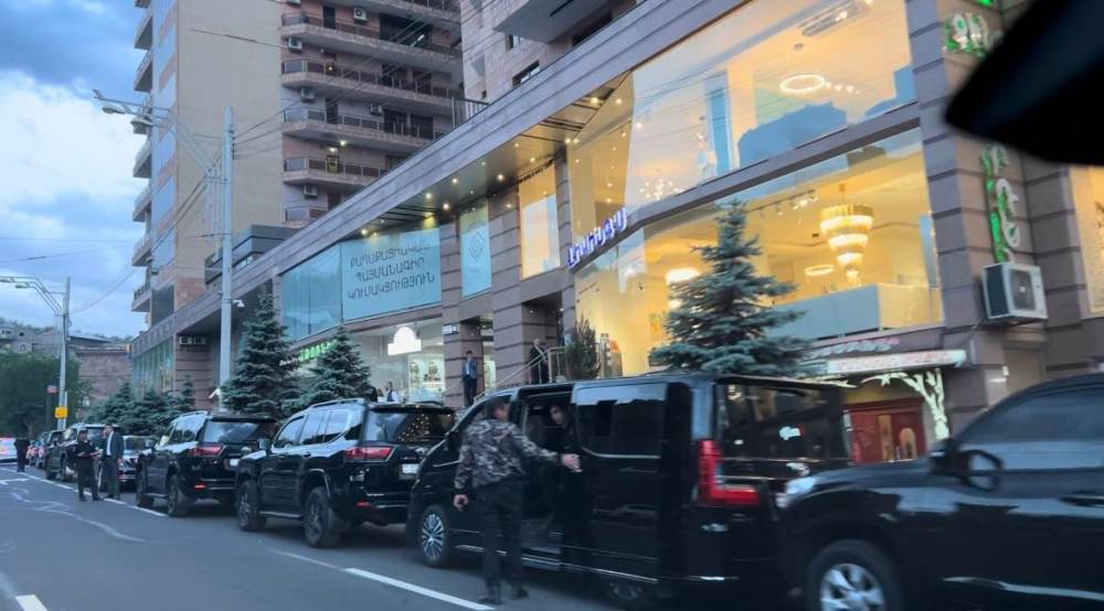 Փաշինյանի տեղաշարժի  համար պարալիզված է ամբողջ Սայաթ- Նովա պողոտան. ՔՊ -ում նիստ է գումարվել. (տեսանյութ)