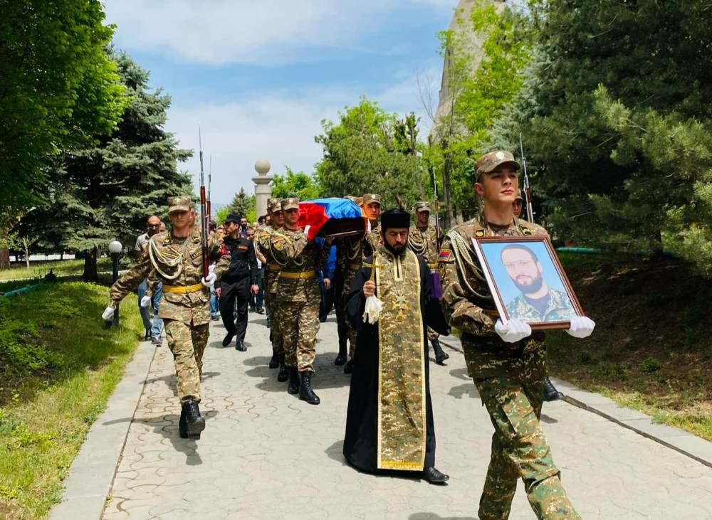 44-օրյա պատերազմում զոհված Արայիկ Բաղդասարյանը պատերազմից 3 տարի անց հուղարկավորվեց Եռաբլուրում