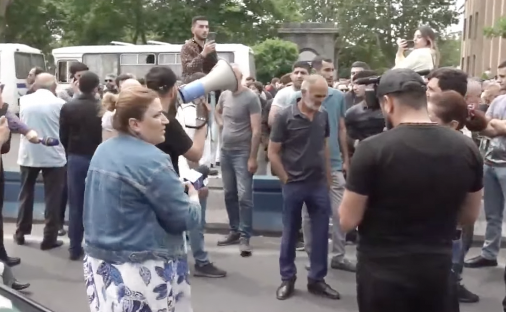 Արշակունյանց պողոտայում իրավիճակը գերլարված է, փողոցը երկկողմանի փակ է (տեսանյութ)