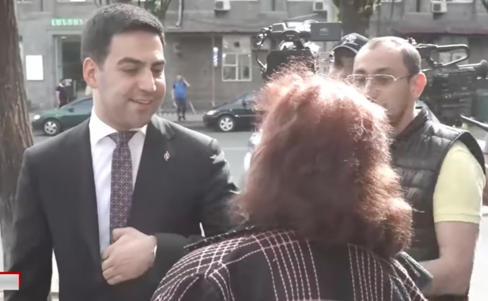 «Ձեզ ոչ մի բանով չեմ կարող օգնել. ուրեմն՝ աթոռները ազատեք». Բադասյանին մոտեցած կինը բարկացավ