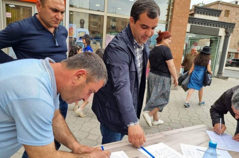«Ապրելու երկիր» կուսակցության անդամների նախաձեռնությամբ իրականացվում է «Ո՛Չ Արցախի էթնիկ զտմանը» պահանջին միանալու ստորագրահավաք (լուսանկարներ)