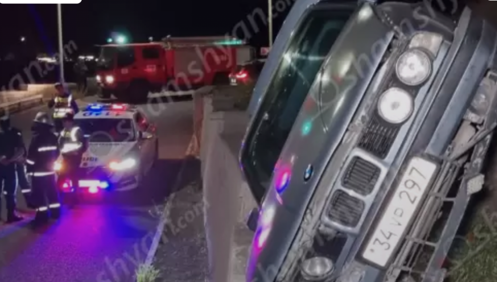 Ավտովթար՝ Երևանում․ 23-ամյա վարորդը BMW-ով ​«Մոլոկանի» այգու հարևանությամբ կողաշրջված հայտնվել է բետոնե պատնեշի մոտ. ՖՈՏՈՌԵՊՈՐՏԱԺ