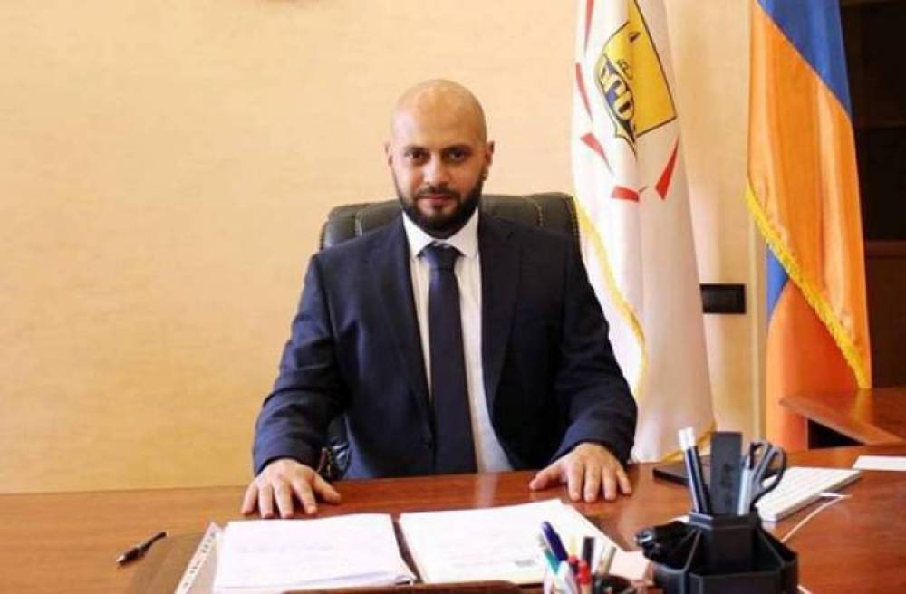 Կենտրոնի թաղապետը մա՞րդ է ծեծել. ի՞նչ կապ ունի երգչուհի Անահիտ Սիմոնյանը