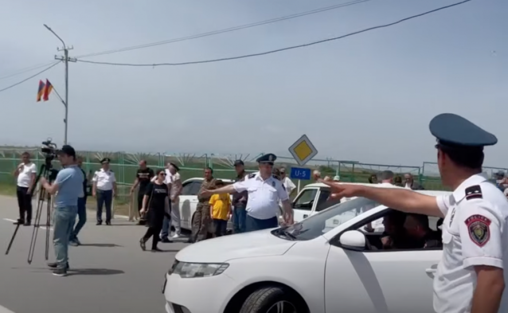 Կուտակված քաղաքացիները սպասում են, թե երբ կհեռանա Փաշինյանը, որ մտնեն Սարդարապատ