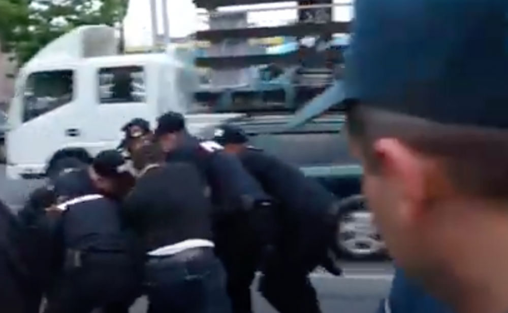 Լարված իրավիճակ. հնչում են հայհոյանքներ, ոստիկանները քաշքշում են քաղաքացիներին