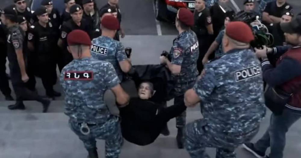 Էս բերետավորների մերերին ասեք, թող պինդ գրկեն իրանց հաստավիզ լամուկներին. տիկին Գոհարը հետայսու իր որդու սառը քարն ա գրկելու