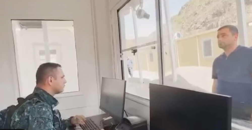 «Լաչինի միջանցքում արդեն տեղադրված անցակետում հատ-հատ «ռենգեն» են անում դեպի Արցախ գնացող հայկական մեքենաները և հայերին» (տեսանյութ)