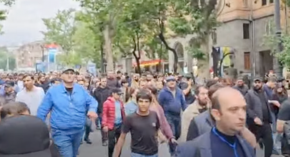 Հարյուրավոր քաղաքացիներ միացել են , զոհված զինծառայողների ծնողներին