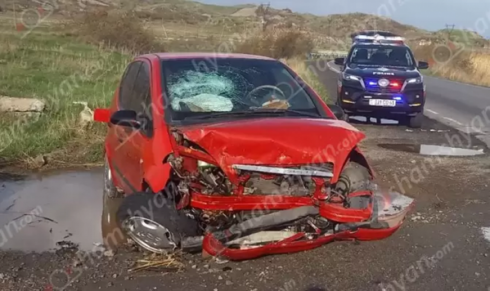 Ոստիկանության կապիտանը Mercedes-ով բախվել է քարին․ վիրավորներից մեկը երեխա է