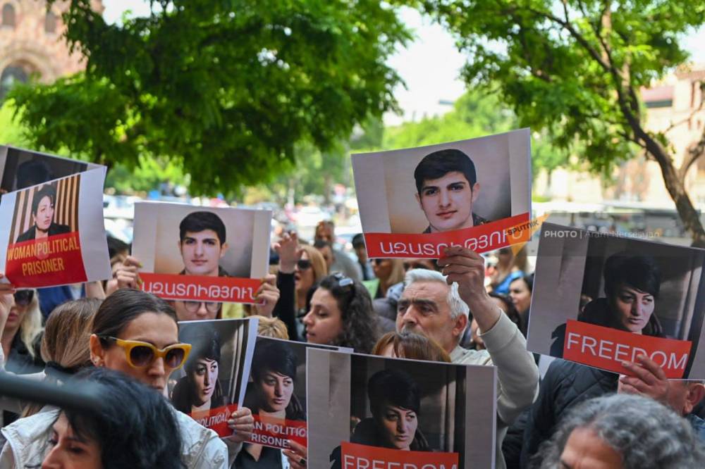 Տղա բառը սազական չի ո’չ Նիկոլին, ո’չ տղուն, էդ բառը մեր տղաների համար էր. զոհվածի մայր