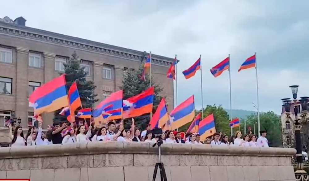 Ստեփանակերտում հավաքի ժամանակ քաղաքացիները երգել են Արցախի հիմնը