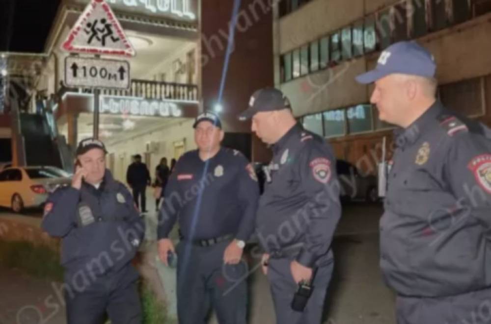 Դանակահարություններ Երևանում հայտնի «Կառավելլ» ռեստորանային համալիրի դիմաց. դեպքի վայր է ժամանել Երևանի ոստիկանապետը