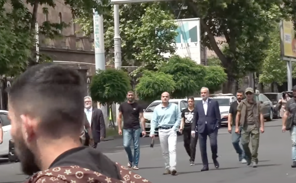 Ցուցարարները Սեֆիլյանին ու Արա Պապյանին խայտառակելով լարեցին դատարանի դեմից. Նարեկ Մալյան