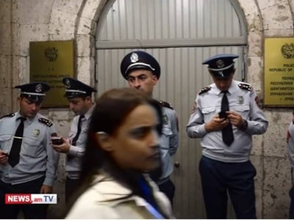 Զոհված զինծառայողների ձերբակալված ծնողներիին տեղափոխեցին քննչական բաժին