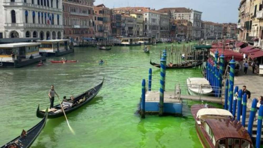 Վենետիկի Մեծ ջրանցքի ջուրը հանկարծակիորեն կանաչել է (լուսանկարներ)