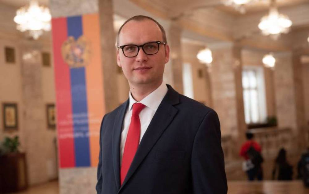 Խորհրդարանի տուրիստը․ «Հրապարակ»