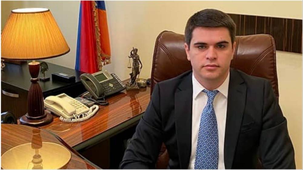 Ծանոթացեք, այս երիտասարդը՝ Ժորա Չիչոյանն է, որն էլ դատելու է հերոս Ժորա Մարտիրոսյանի մայր՝ Գայանեին