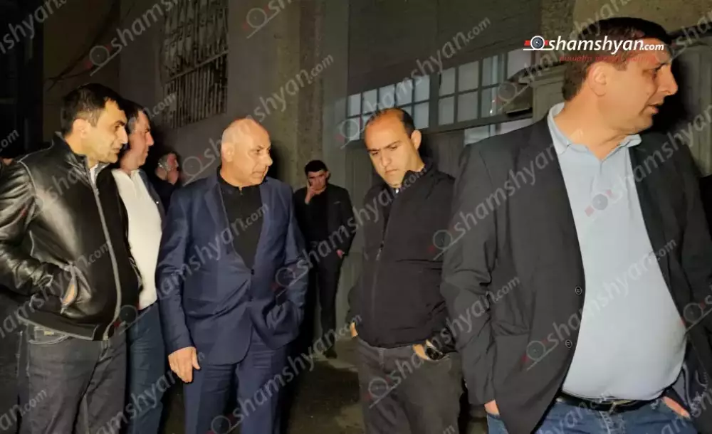 Կրակոցներ Երևանում․ մուտքի մոտ հայտնաբերվել է հրազենային վնասվածքներով տղամարդու դի, 2 կրակված պարկուճ և 1 գնդակ (լուսանկարներ)