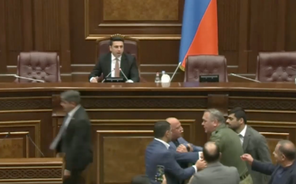 «Մի հատ աչքերիս մեջ նայեք». ինչի՞ց հետո սկսվեց ԱԺ ծեծկռտուքն ու իրարանցումը