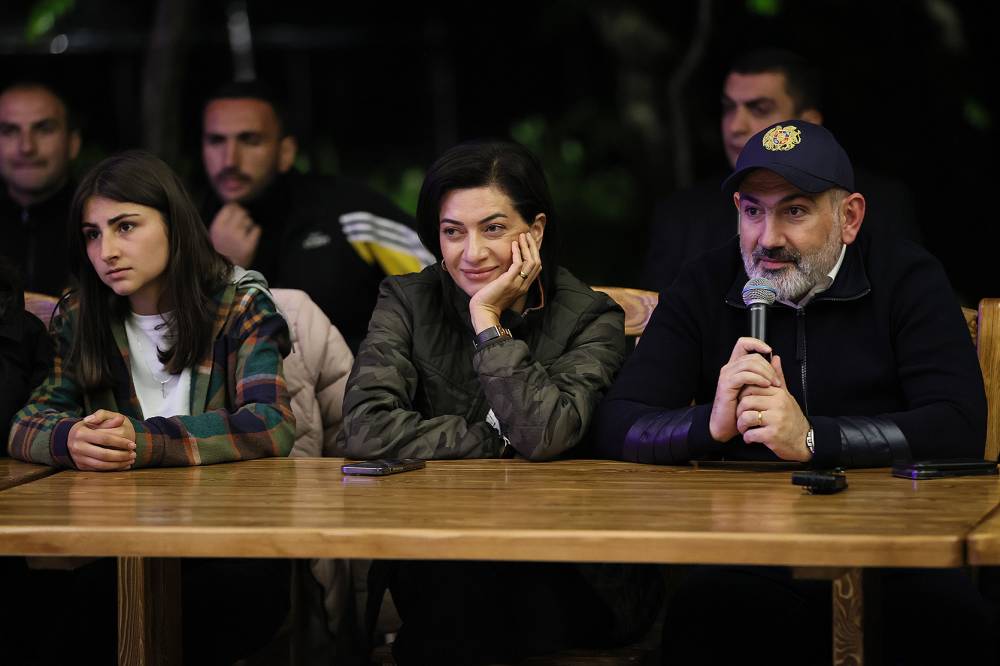 Փաշինյանը տիկնոջ և դստեր հետ հանդիպել է դպրոցականների թիմային խճուղավազքի մրցաշարի մասնակիցներին