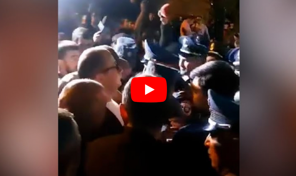 Ինչպես են ոստիկանները քաշքշում զոհված զինծառայողների ծնողներին