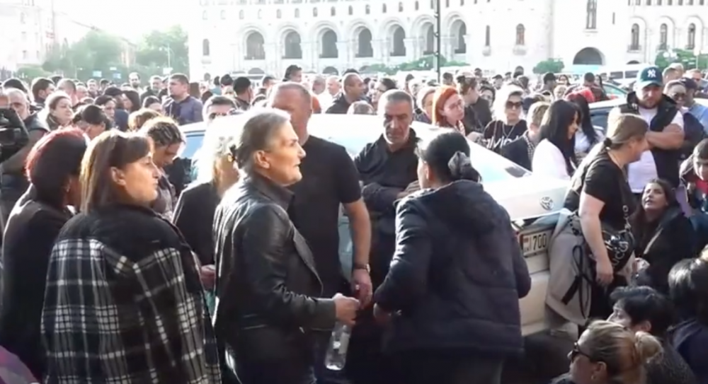 Զոհվաների ծնողները փակեցին «Հանրապետության» հրապարակ տանող երկու փողոցները