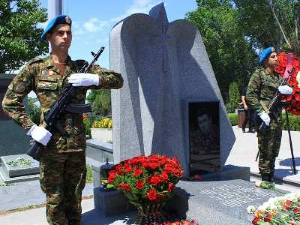 «Եռաբլուր»-ում տեղի է ունեցել Հայաստանի ազգային հերոս Վահագն Ասատրյանին նվիրված ոգեկոչման արարողություն