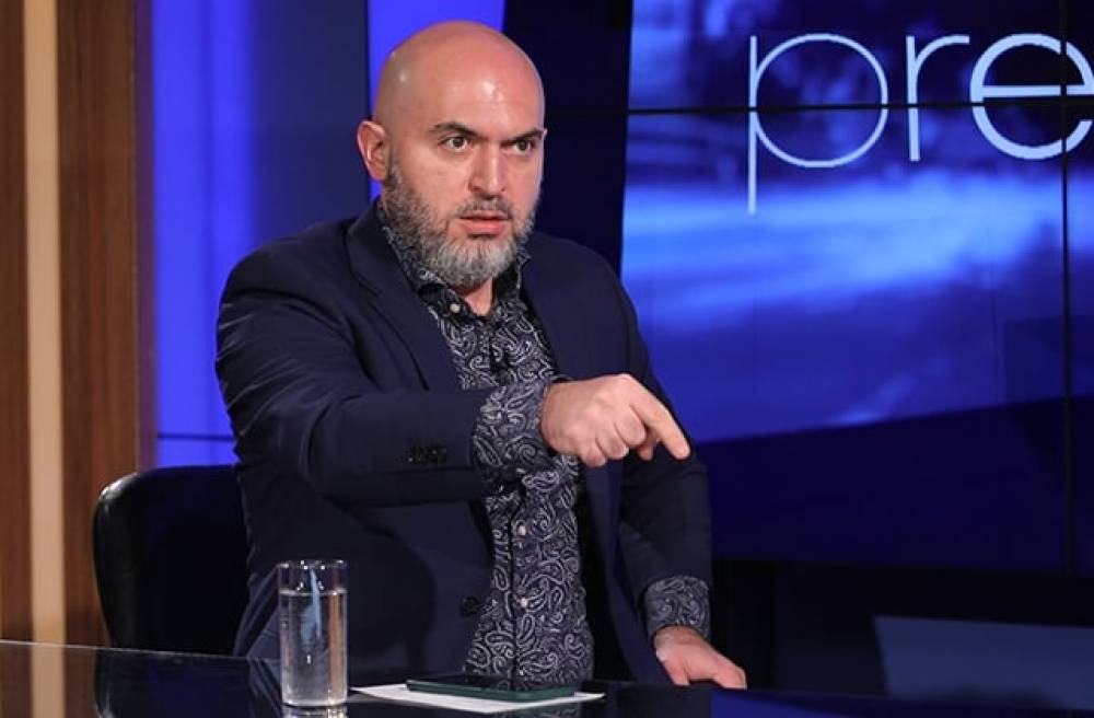 «Այսօր նորահայտ կույսերի և հանրահայտ պпռնիկների տոնավաճառ է. Արյшն աճուրդ։ Պատվի sale։ Հայրենիքի распродажа». Աշոտյան