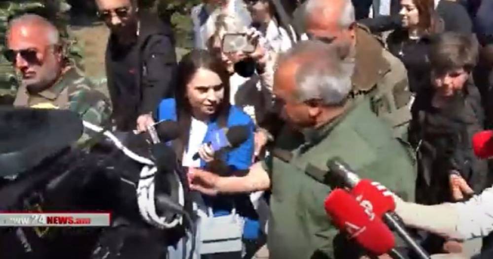 Գնա’ ստեղից, ես իմ հարցերը ճակատին եմ պատասխանում. Սասուն Միքայելյանը հրեց լրագրողին (Video)