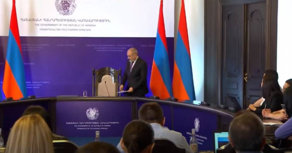 Լրագրողները ոտքի չկանգնեցին Փաշինյանին դիմավորելիս. (տեսանյութ)