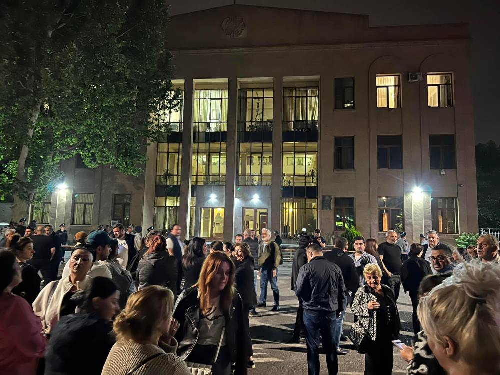 Իրավիճակը այս պահին ՝Շենգավիթի դատարանի դիմաց (լուսանկարներ)