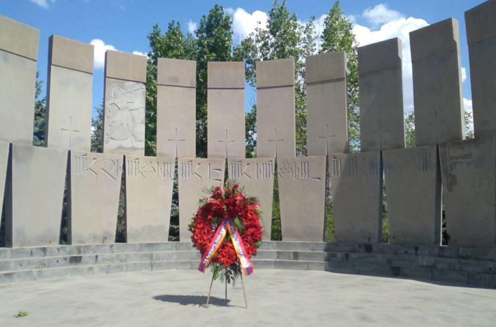 Սերժ Սարգսյանի անունից ծաղկեպսակ է դրվել «Եռաբլուր» զինվորական պանթեոնում (լուսանկարներ)