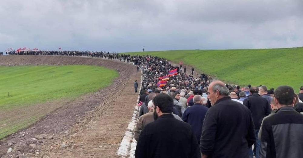 Կոռնիձորում բազմահազարանոց երթը շարժվում է Հայաստան- Արցախ սահման (Photo)