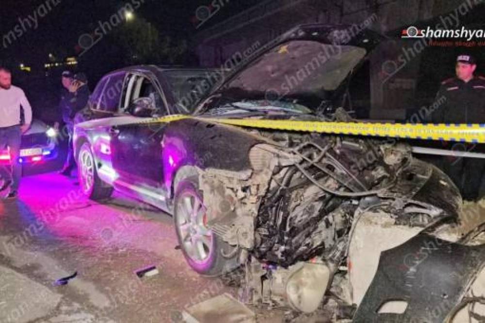 Երևանում 57-ամյա վարորդը Porsche Cayenne-ով բախվել է բետոնե պատնեշին և տեղում մահացել