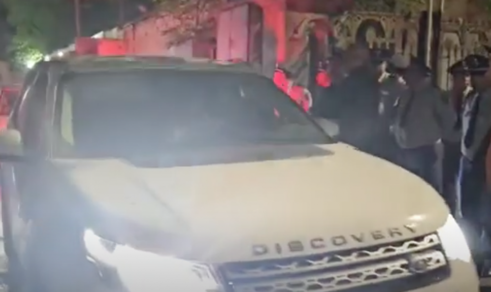 Դատարանի ետնամուտքից դուրս եկան մի քանի մեքենաներ՝ ծնողները ստուգեցին բոլոր մեքենաները. (տեսանյութ)