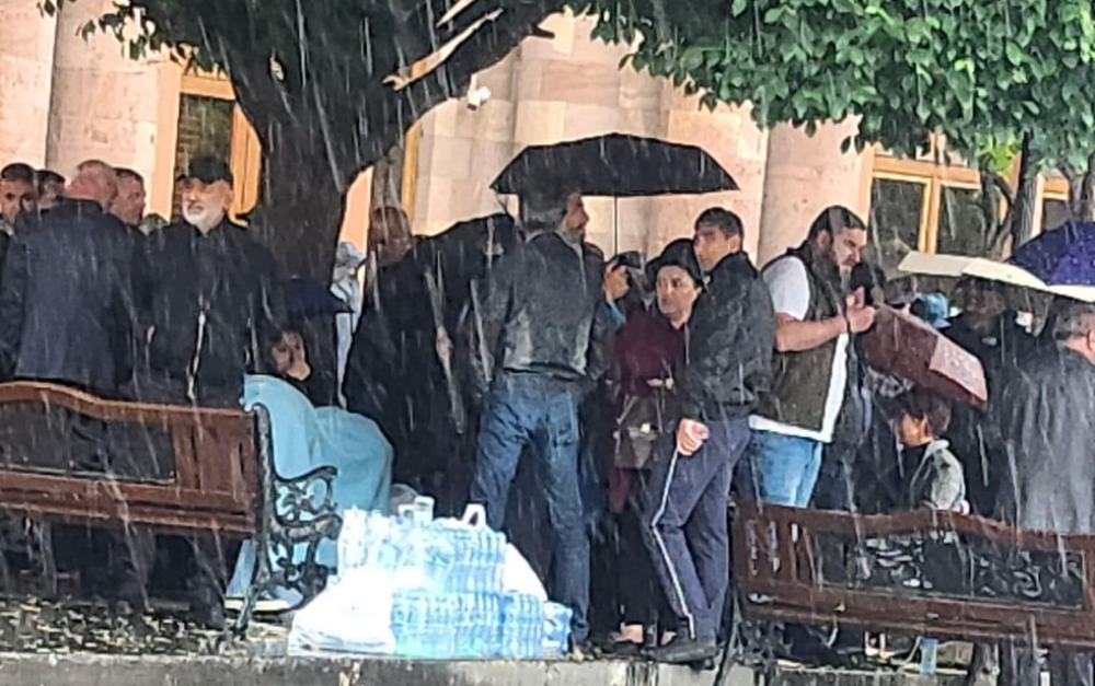 Զոհված զինծառայողների ծնողների նստացույցը կառավարության դիմաց շարունակվում է. Ուղիղ միացում