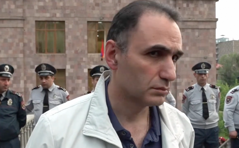 Աշոտ Փաշինյանին 2 թիկնապահ տվեք, թող տենց շրջի, ոչ թե 200 ոստիկան բերեք, քննչականը փակեք. Չալաբյան