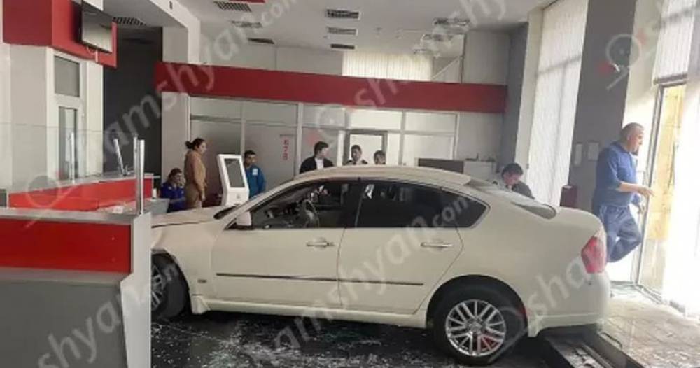 Nissan-ը մխրճվել է Երևանում գործող բանկերից մեկի տարածք
