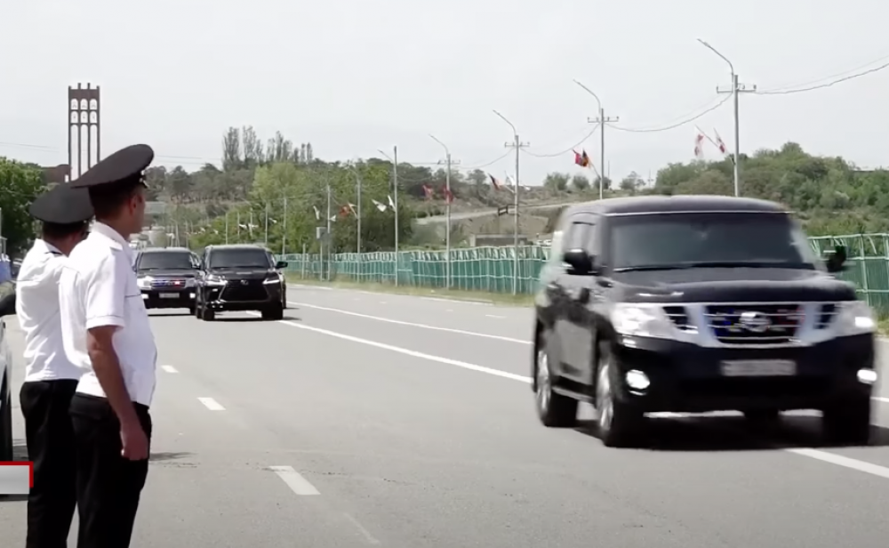 Փաշինյանն ու Ալեն Սիմոնյանը 24  ուղեկցող ավտոմեքենայով  հեռացան Սարդարապատից