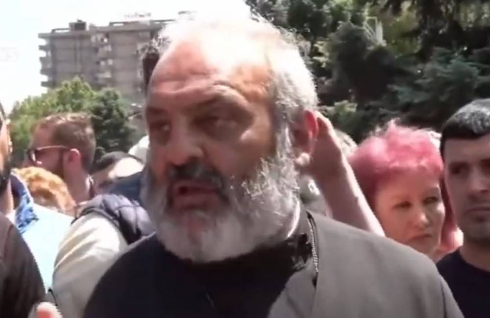 Փողոցում անցնող վարորդին ազդանշան տալու համար գլուխը ջարդել են, այս ագրեսիան վախից է. Սրբազան