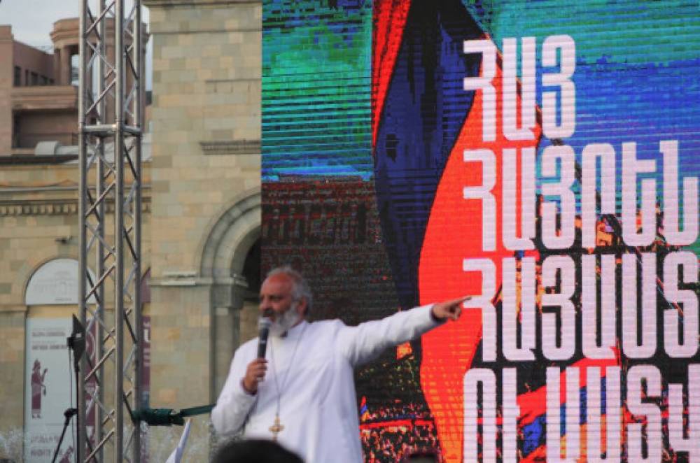 «Հերթով, շարքով, կարգով իրենց բոլոր պրոֆիլները փոխել են իրենց կուսակցության ղեկավարի նկարով՝ ասելով՝ մեր դեմքը, ահավասիկ, սա է»․ Սրբազանը՝ ՔՊ-ականների մասին