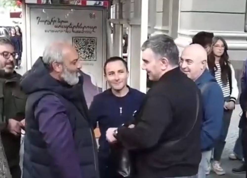 Բագրատ Սրբազանը ողջագուրվեց պատահաբար հանդիպած Գրիգորի Խաչատուրովի հետ