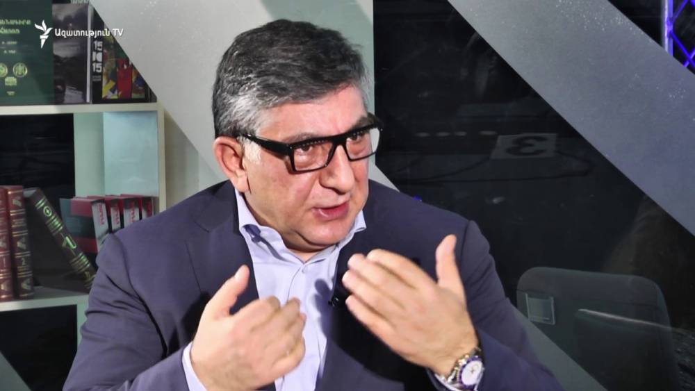 Գռզո, լսո՞ւմ ես, առաջինը դու ես պատասխան տալու, որովհետեւ էդ ամենը քո ձեռքի գործն է