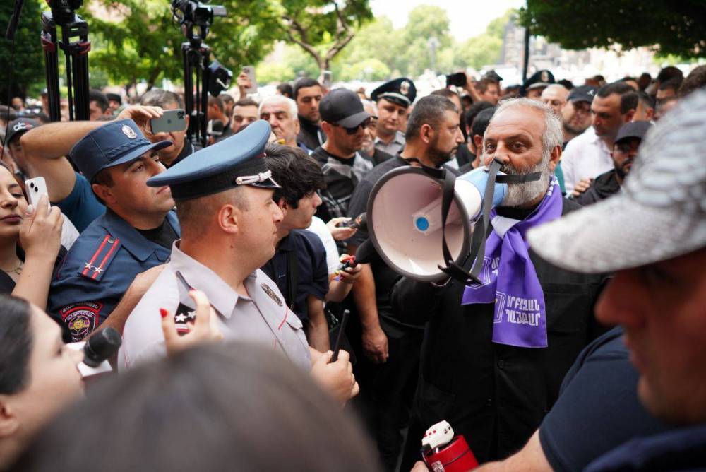 «Կհանդիպենք կալանավայրում»․ Բագրատ Սրբազանը՝ Փաշինյանի հետ հանդիպման մասին